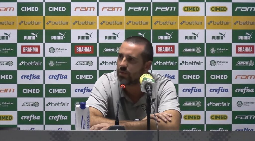 “É preciso saber perder, o Flamengo foi superior na eliminatória”, diz auxiliar do Palmeiras João Martins