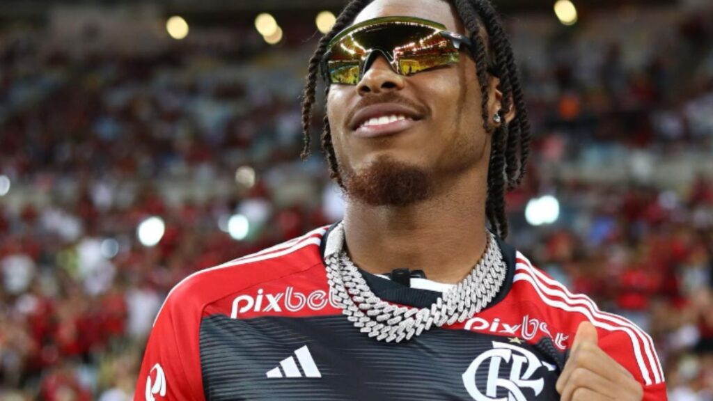 Justin Jefferson, atleta de futebol americano, veste a camisa do Flamengo.