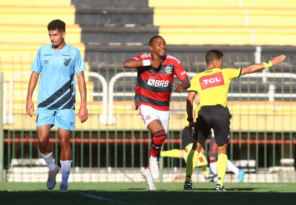 Com golaço de Lorran, Flamengo atropela e elimina Athletico-PR no Brasileirão Sub-20