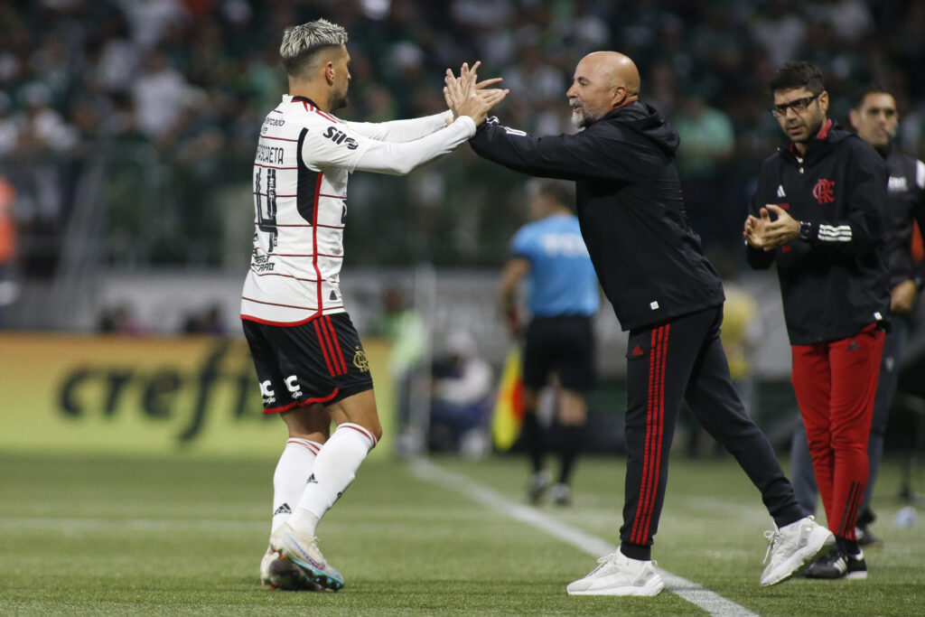 Comentarista Mário Marra tentou explicar processo de raciocínio de Jorge Sampaoli que levou técnico a escalar time sem meias contra Palmeiras
