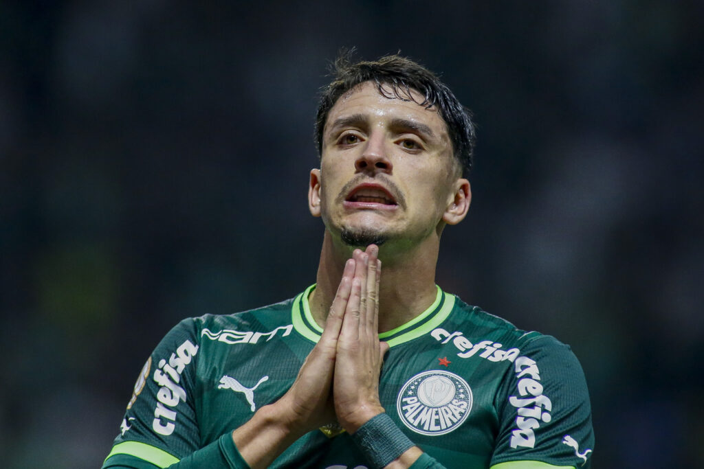 Jogador do Palmeiras faz careta após lance complicado