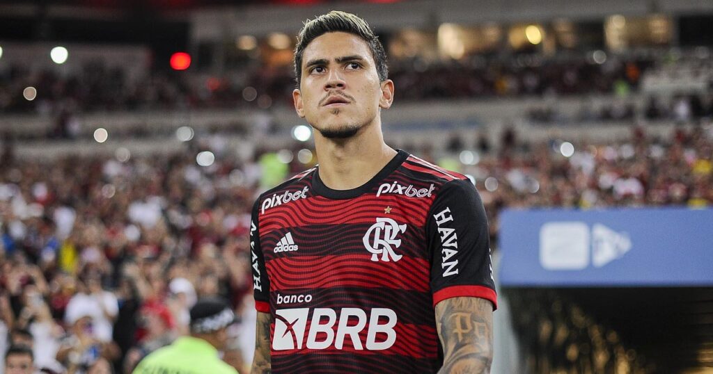 Pedro entra em campo pelo Flamengo; clube suspendeu o atacante de jogo contra o Olimpia