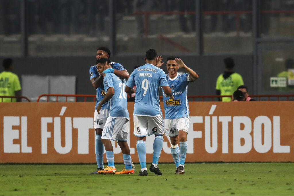 Grimaldo comemora gol com time do Sporting Cristal