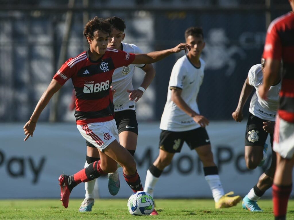 Flamengo acaba com invencibilidade do Corinthians e encosta na liderança do Brasileiro Sub-17