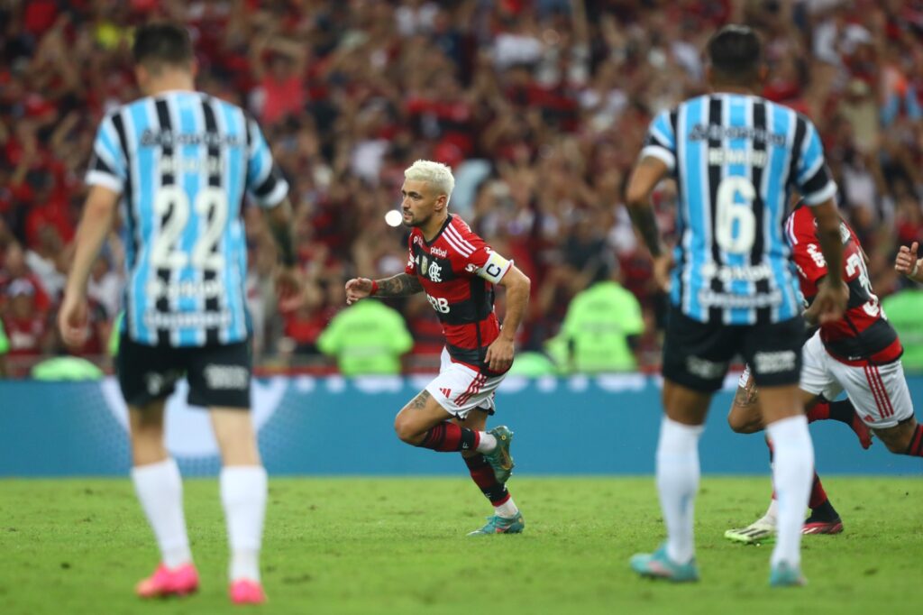 Arrascaeta comemora gol sobre o Grêmio na Copa do Brasil; time gaúcho é maior freguês do Mengão na atualidade