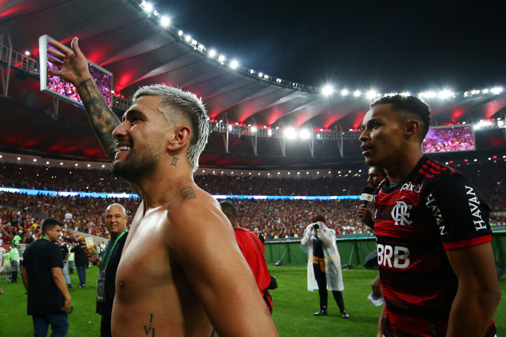 Arrascaeta comemora com torcida do Flamengo