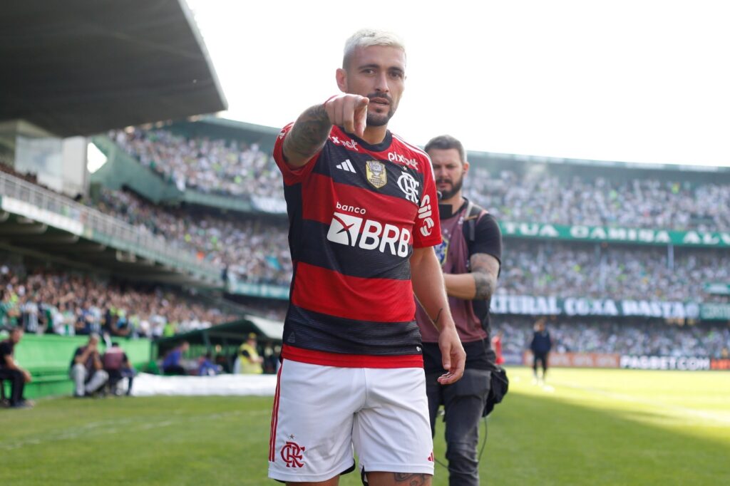 Arrascaeta comemora gol pelo Flamengo; uruguaio ajudou torcedora do Flamengo a não abandonar a faculdade