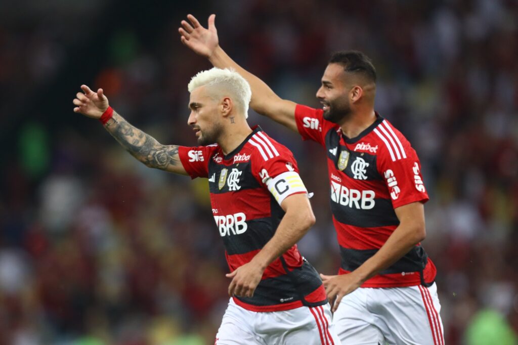 Flamengo vence Grêmio. Na foto, Arrasca e Thiago Maia chamaram grupo para comemorar o gol juntos a Sampaoli.