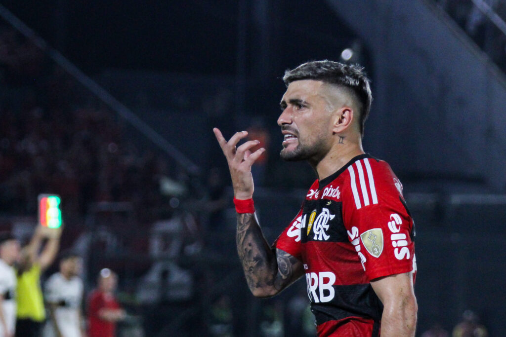 Arrascaeta irritado em jogo do Flamengo