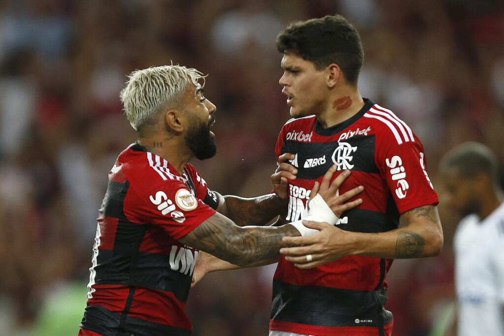 Ayrton Lucas com Gabigol durante jogo do Flamengo