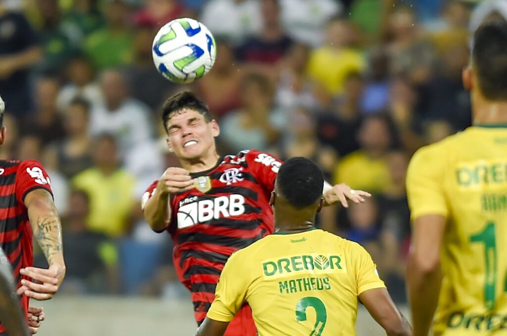 Ayrton Lucas, muita mal em campo, corta mal bola aérea. Retrato do que foi o jogo do Flamengo contra o Cuiabá.