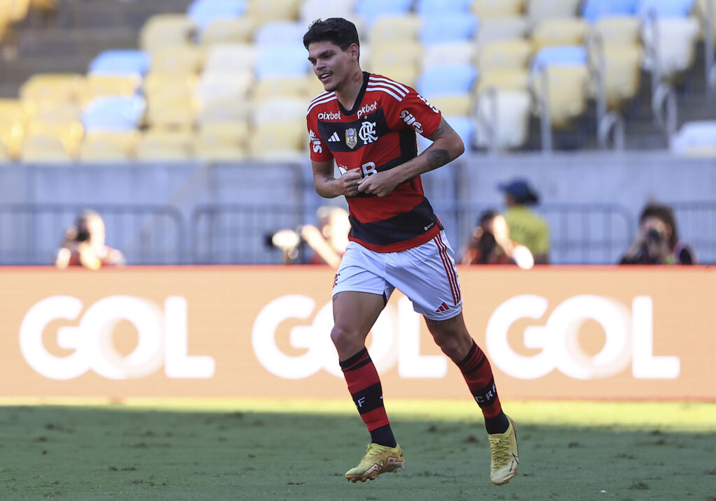 Ayrton Lucas em campo pelo Flamengo