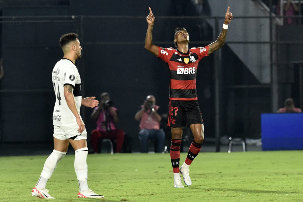 Bruno Henrique comemora gol pelo Flamengo contra Olimpia