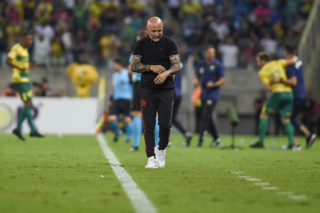 Jorge Sampaoli com expressão de decepção durante derrota do Flamengo para o Cuiabá pelo Campeonato Brasileiro