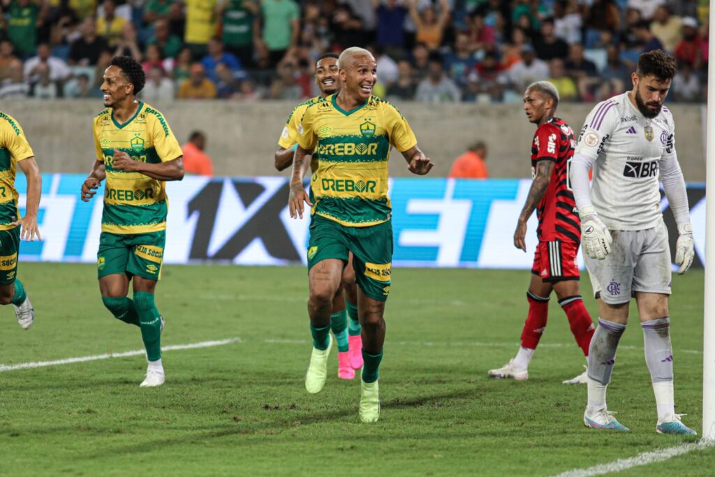 Deyverson comemora gol contra Flamengo