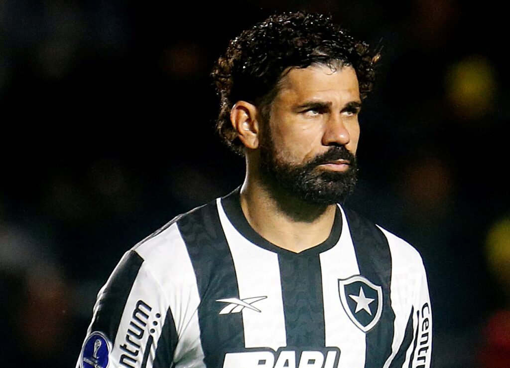 Diego Costa em jogo do Botafogo; atacante projetou clássico contra o Flamengo