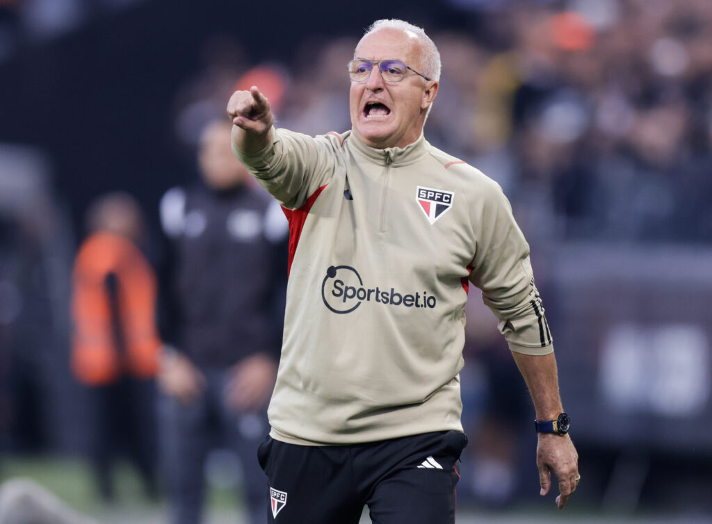 Dorival Júnior, técnico do São Paulo, tem compromissos pela Sul-Americana antes de enfrentar Flamengo na final da Copa do Brasil
