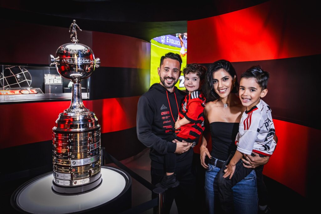 Everton Ribeiro e família visitaram o Museu Flamengo na Gávea