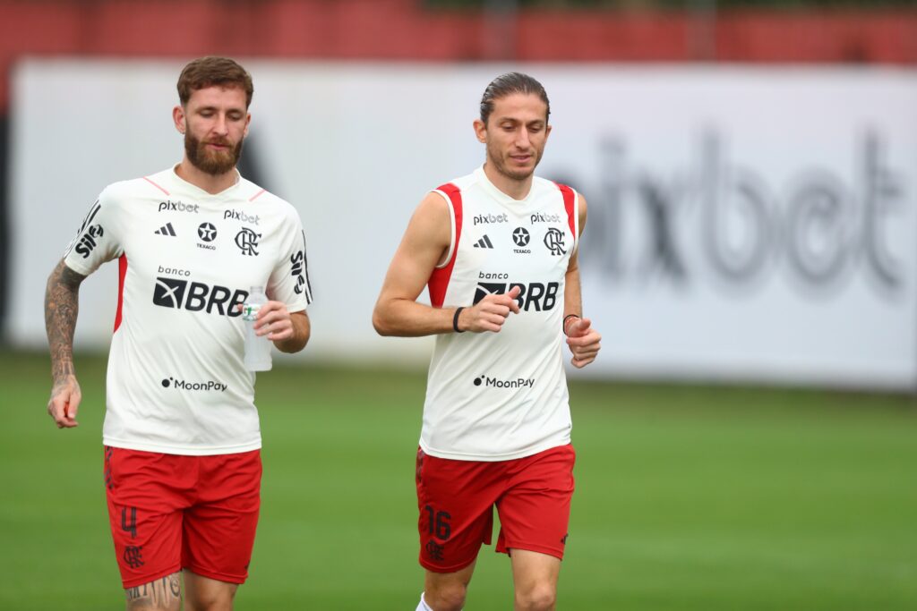 Filipe Luís e Léo Pereira em treino do Flamengo; dupla deve ser titular contra o Olimpia