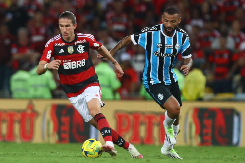 Filipe Luís em campo no duelo entre Flamengo x Grêmio, na Copa do Brasil