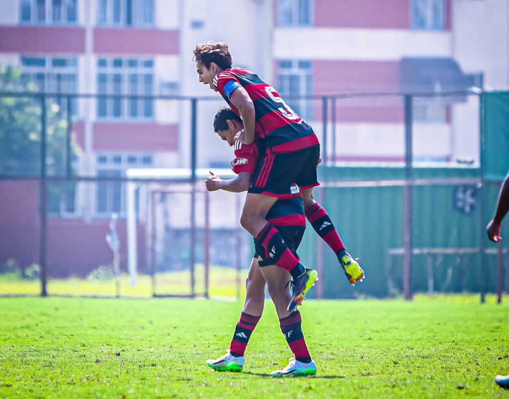 Jogadores do Flamengo Sub-17 comemoram gol; time venceu o Internacional pelo Brasileirão Sub-17