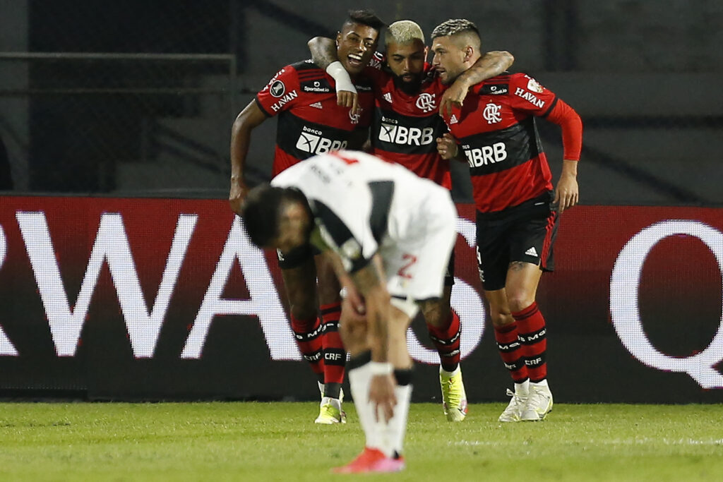 Flamengo comemora gol e vitória sobre Olimpia no Paraguai