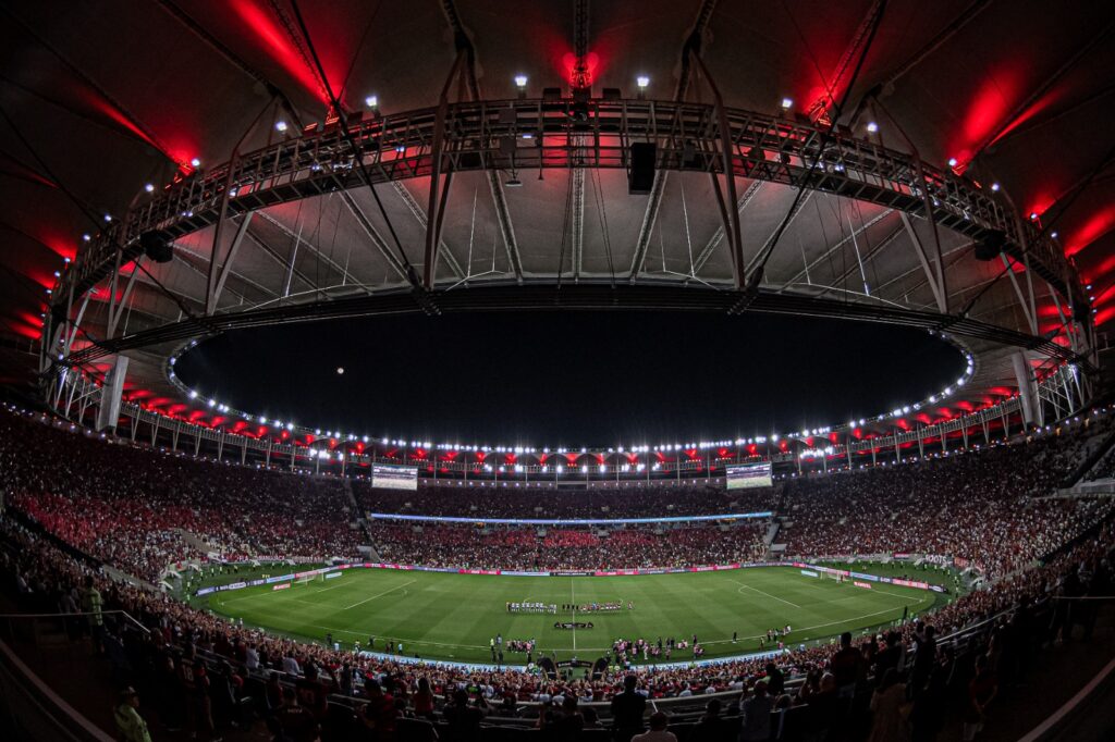 Times de Flamengo e Olimpia no gramado Maracanã antes de partida pela Libertadores