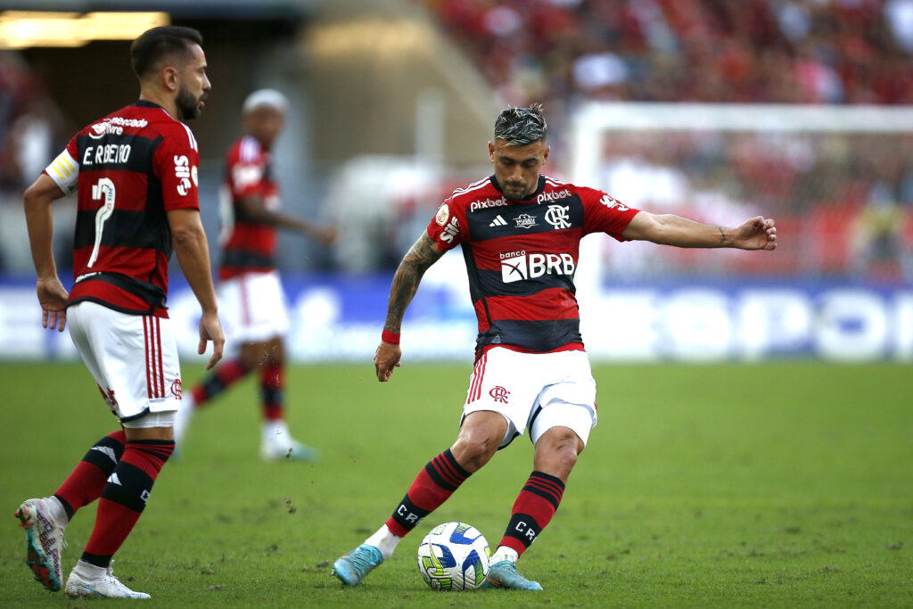 Arrascaeta e Everton Ribeiro em jogo do Flamengo pelo Brasileirão; clube teve poucos jogos transmitidos pela TV Globo