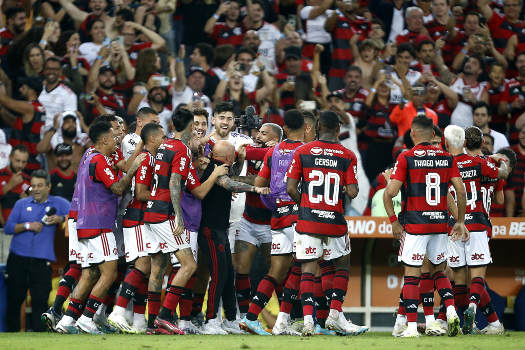 Jogadores do Flamengo comemoram gol sobre o Grêmio na Copa do Brasil com Jorge Sampaoli; veja as últimas notícias