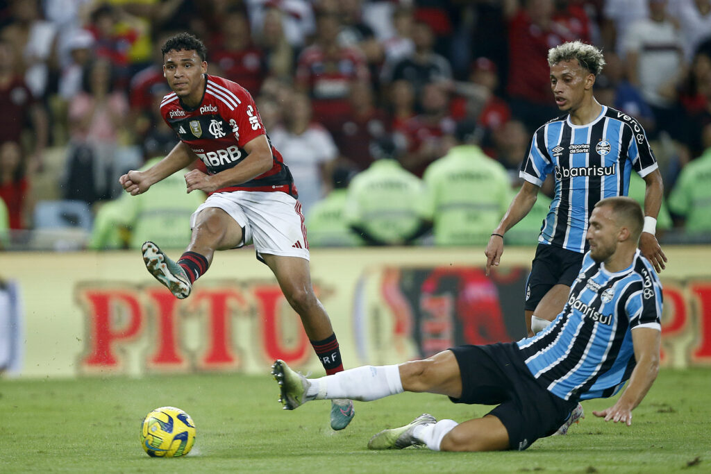 Victor Hugo chuta para o gol em Flamengo x Grêmio pela Copa do Brasil