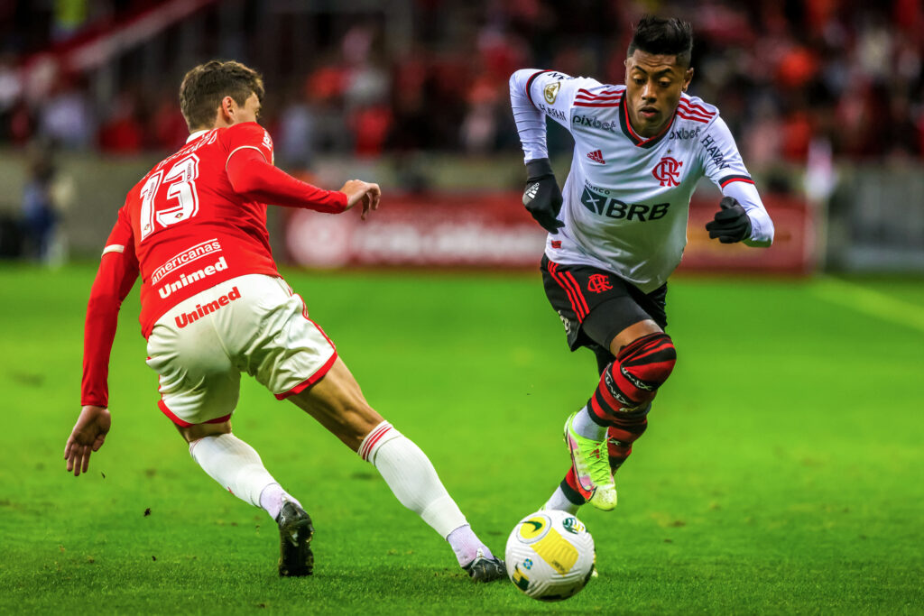 Bruno Henrique em campo em Flamengo x Internacional; time se enfrentarão pelo Brasileirão