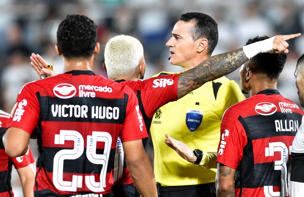 Jogadores do Flamengo reclamam com árbitro durante jogo contra o Olimpia