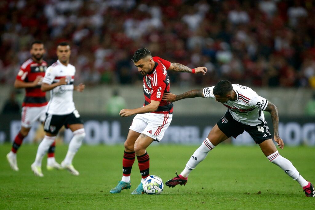 Arrascaeta divide bola em jogo entre Flamengo e São Paulo, pelo Brasileirão