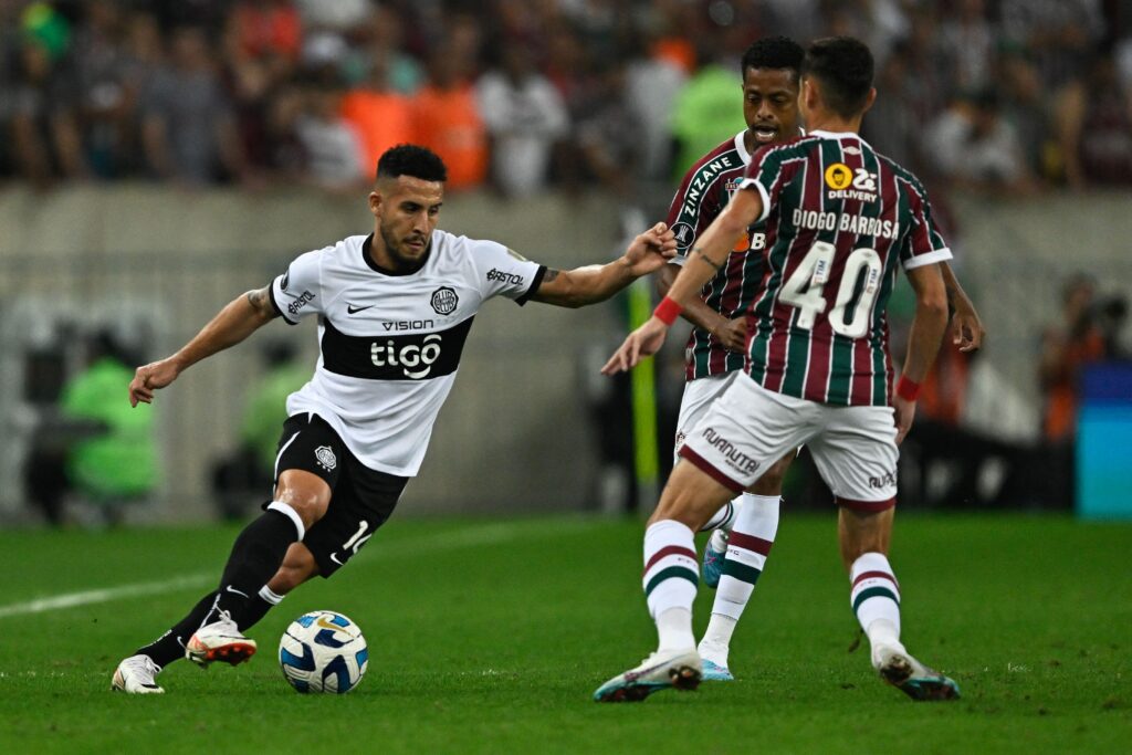 Jogador do Fluminense não vê diferença no gramado do Maracanã