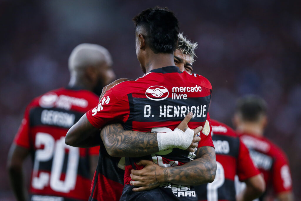 Gabigol e Bruno Henrique comemoram gol pelo Flamengo