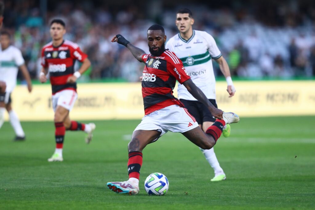 Gerson finaliza para o gol em Flamengo x Coritiba; meio-campista marcou golaço no fim do jogo e garantiu vitória rubro-negra no Brasileirão