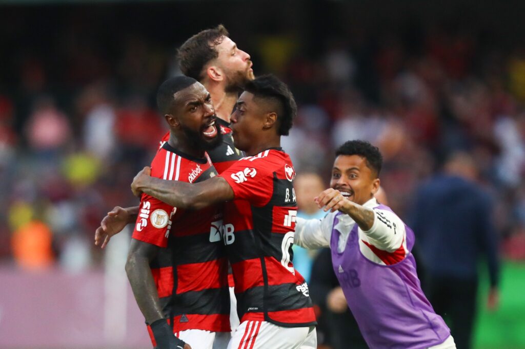 Gerson comemora gol pelo Flamengo sobre o Coritiba, pelo Brasileirão; veja as últimas notícias