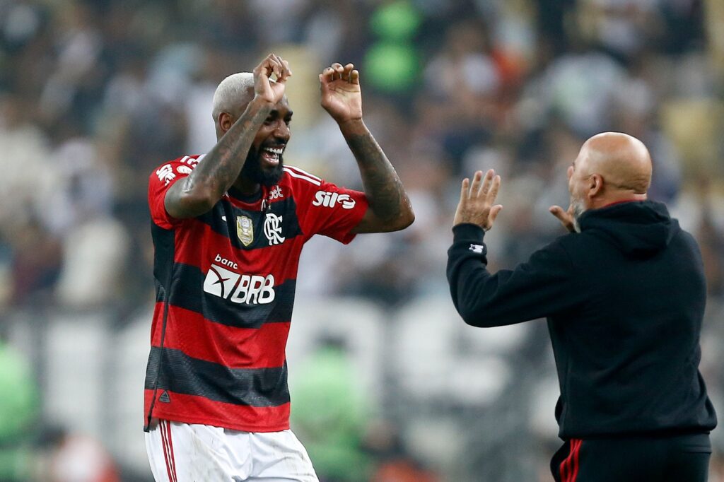 Gerson e Sampoli comemoram gol do Flamengo juntos; camisa 20 cresceu de produção após chegada do treinador