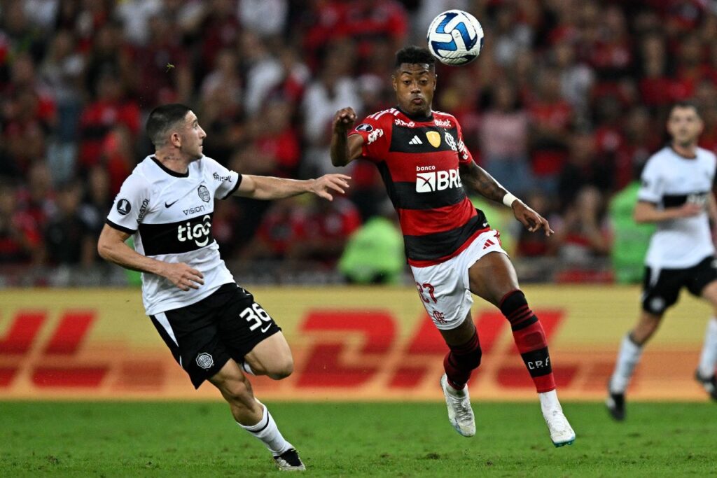Bruno Henrique briga por posse de bola em vitória do Flamengo contra o Olimpia