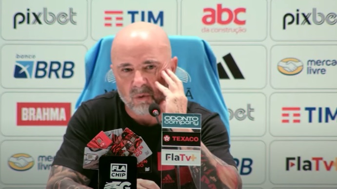 Sampaoli discorda de repórter e não aprova críticas da torcida