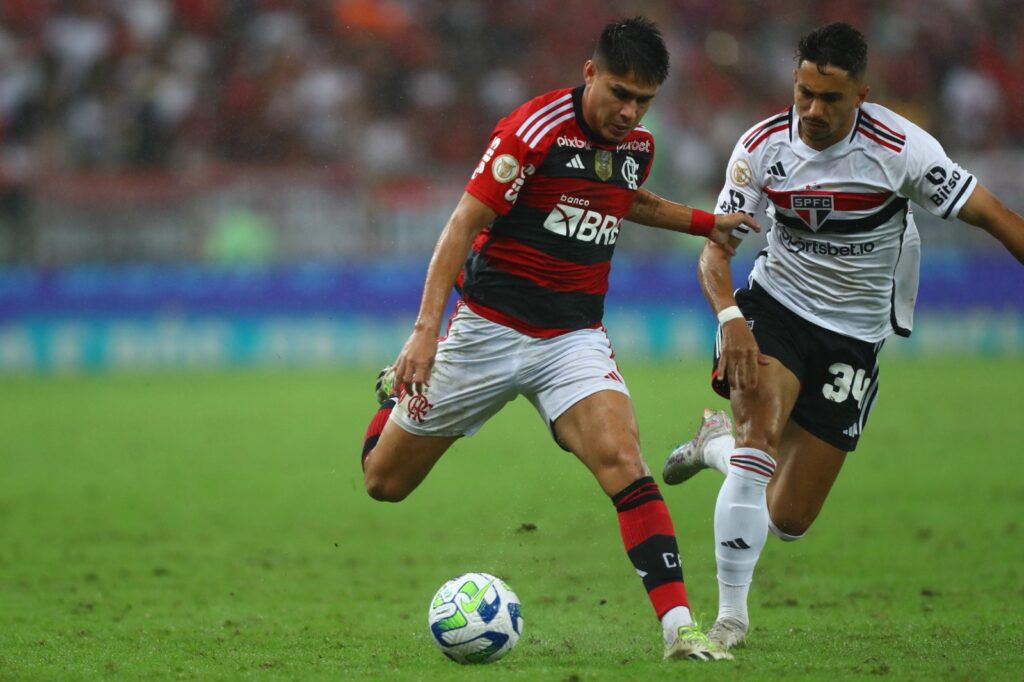 Luiz Araújo em jogo do Flamengo contra o São Paulo; atleta sofreu penalti que garantiu empate rubro-negro