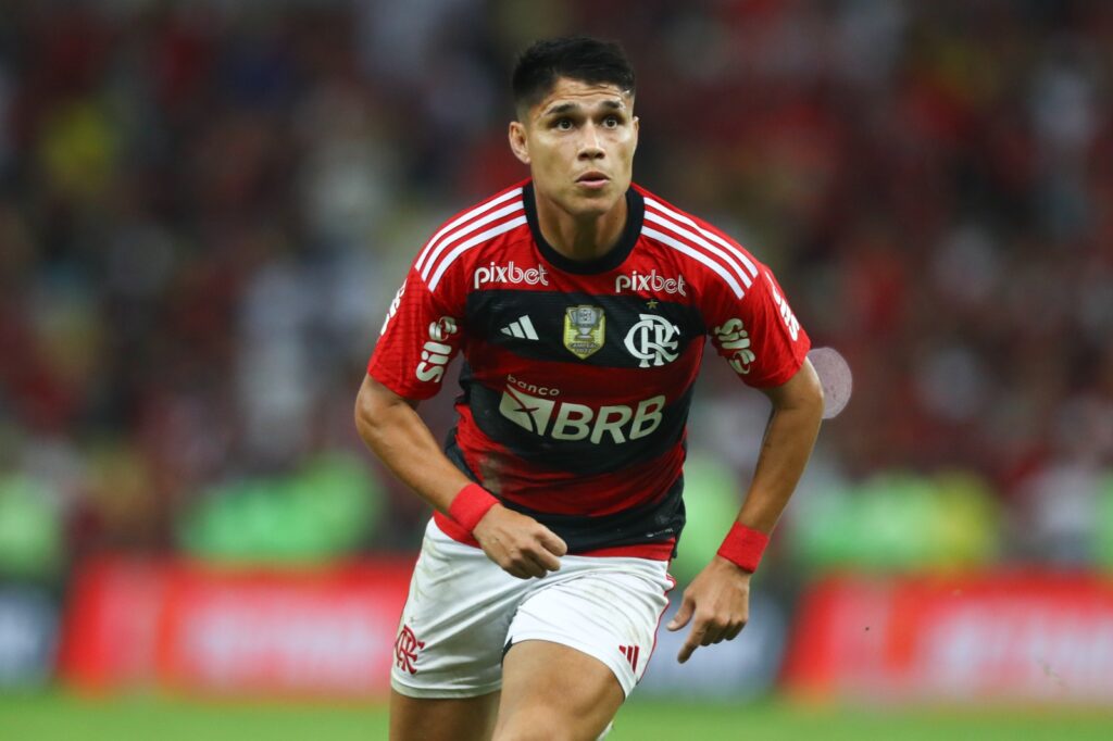 Luiz Araújo em jogo do Flamengo; Atacante celebrou primeiro gol com o Manto e lamentou resultado contra o Grêmio