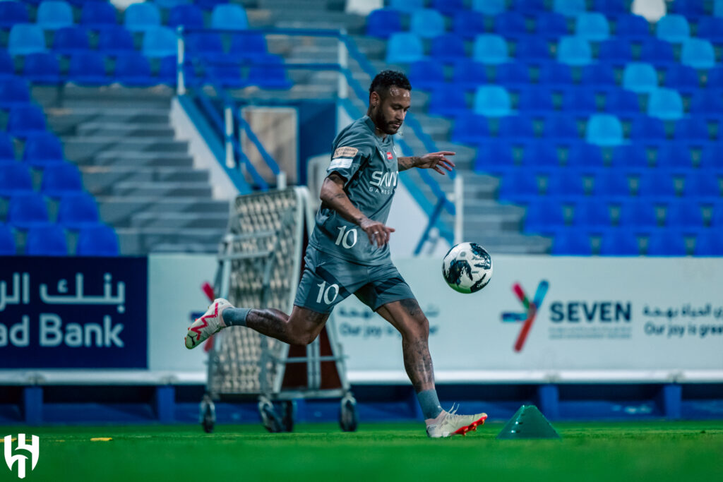 Neymar inicia treinamentos com bola no Al Hilal de Jorge Jesus