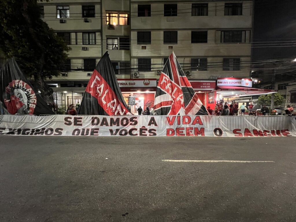 Torcida Organizada do Flamengo expõe faixa com cobrança aos jogadores antes de duelo contra o Grêmio, pela Copa do Brasil