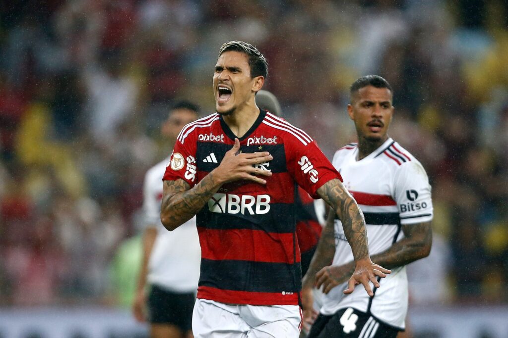 Pedro comemora gol pelo Flamengo; atacante deve formar dupla com Gabigol, final da Copa do Brasil e as últimas notícias