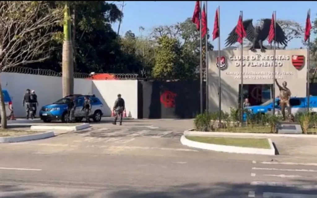 Viaturas da polícia na porta do Ninho do Urubu, CT do Flamengo