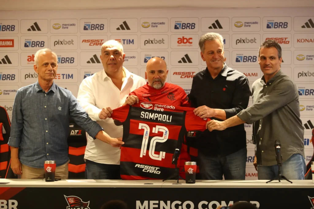 Gerente apoiador do trabalho de Jorge Sampaoli entrou em conflito de opiniões com diretoria do Flamengo e Rodolfo Landim precisou intervir