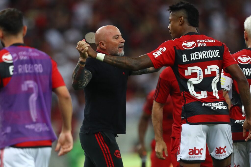 Jorge Sampaoli e Bruno Henrique comemoram classificação do Flamengo