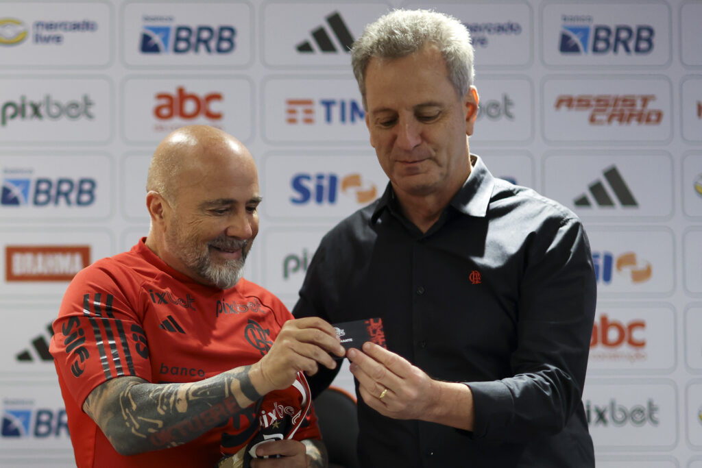Rodolfo Landim ao lado de Jorge Sampaolo durante apresentação do técnico no Flamengo; presidente elogiou trabalho do técnico e comentou próximos jogos do clube