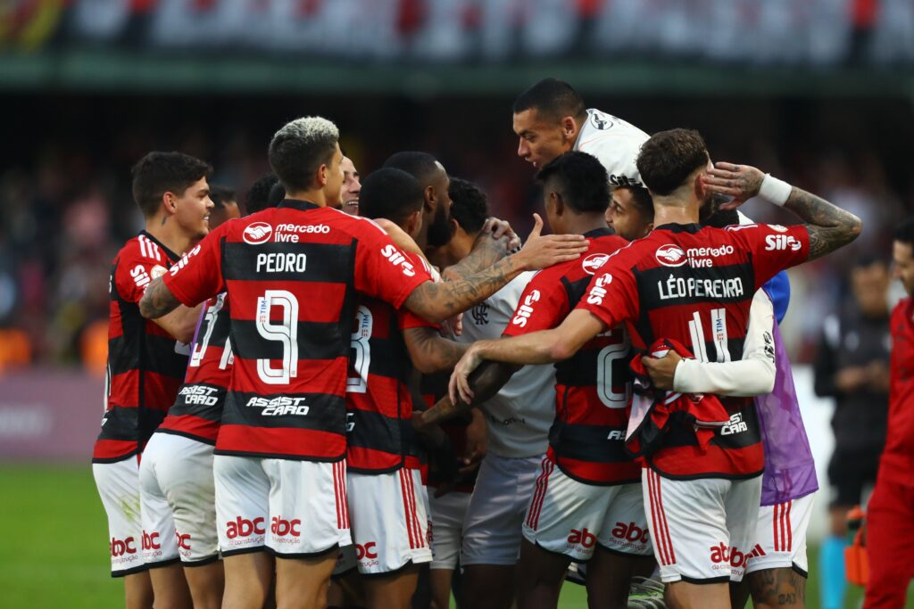 Time do Flamengo comemora gol contra o Coritiba; time reduziu vantagem do Botafogo na liderança do Brasileirão